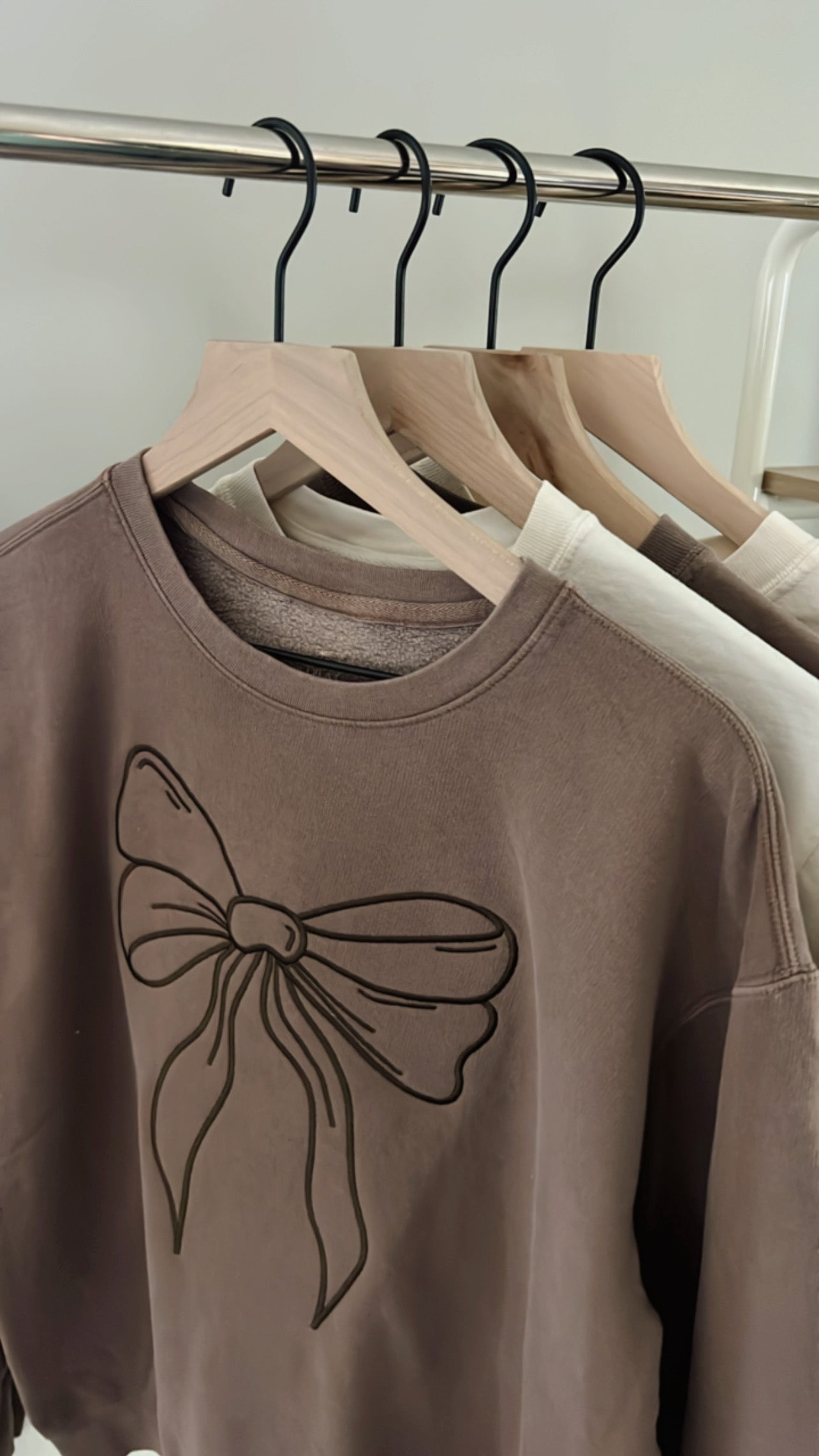 GG Signature Embroidered Bow Crewneck